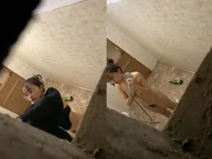 Quay lén người tình vú to tắm, khe cô bé chảy nước ròng ròng