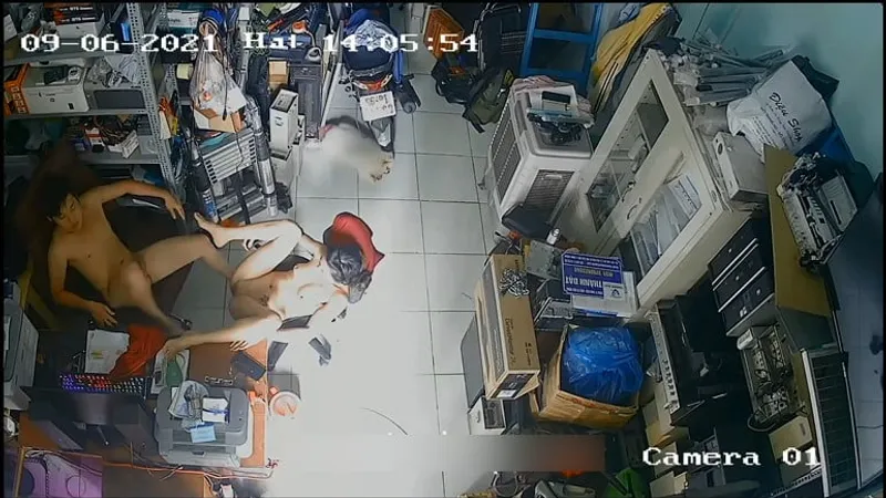 Vợ người chồng địt trộm trong của cậu bé máy tính